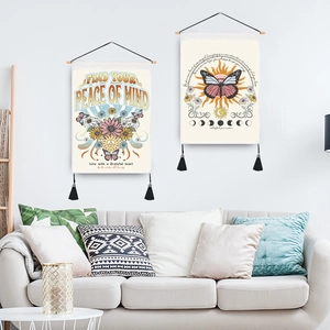 Arazzo da parete boho con farfalle, sole e luna, decorato con nappe nere per la casa
