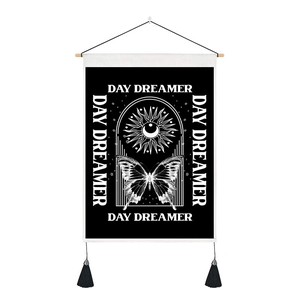Arazzo a farfalla bohémien con testo Day Dreamer e decorazione con nappe nere