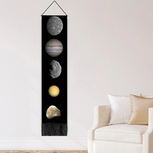 Tenture murale verticale avec cinq planètes du système solaire et franges sur mur blanc