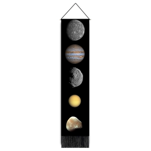 Tenture murale lunaire verticale avec planètes illustrées et pompons noirs décoratifs