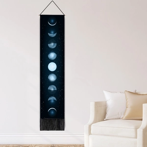 Tapisserie murale cycle lunaire vertical avec ciel étoilé et glands noirs sur mur blanc
