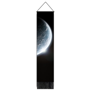 Detailansicht eines Sci-Fi-Planeten-Wandteppichs mit Holzstab und schwarzen Quasten