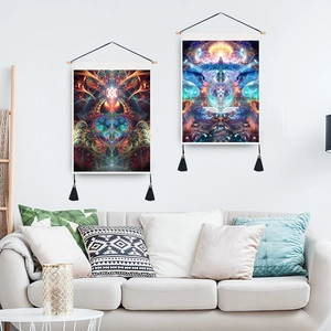 Zwei psychedelische Wandteppiche mit Quasten in einem modernen Wohnzimmer-Ambiente