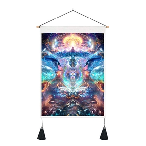 Detailansicht eines Meditations-Wandteppichs mit Phönix-Druck und Holzaufhängung
