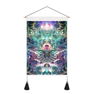Détail de tapisserie murale mandala colibri avec tige en bois et pompons noirs décoratifs