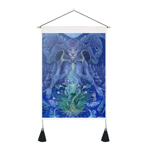 Détail de tapisserie en toile avec art spirituel bleu, perche en bois et glands
