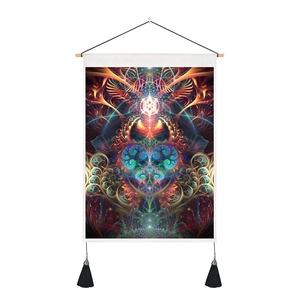 Détail d'une tapisserie en toile avec art fractal vibrant, mât en bois et pompons noirs