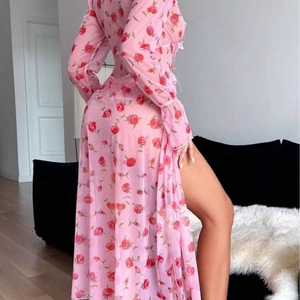 Robe longue sexy en tulle rose à imprimé floral avec fente haute et manches volantées