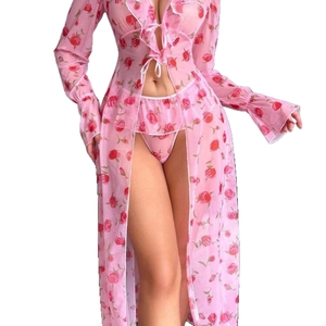 Ensemble de lingerie trois pièces rose à imprimé floral avec peignoir transparent