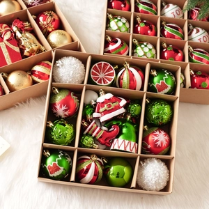 Primer plano de adornos navideños rojos y dorados en una caja de regalo de kraft