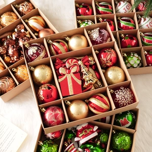 Set de bolas de Navidad variadas con acabados brillantes y mates en caja de regalo