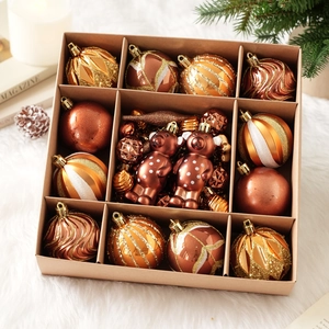 Set de bolas navideñas en bronce y oro champán con texturas variadas en caja de regalo