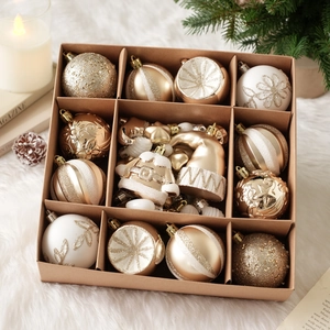 Vista de detalles de adornos navideños dorados y blancos en caja de regalo de 12 piezas