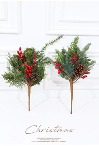 Detailansicht künstlicher Weihnachtskiefernadeln mit roten Beeren und Zapfen