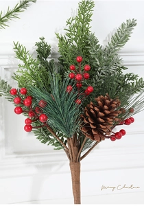Nahaufnahme von Weihnachtsdekoration mit roten Beeren, Zapfen und verschneiten Nadeln