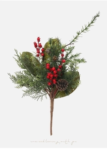 Detail eines künstlichen Weihnachtszweigs mit Tannenzapfen, roten Beeren und Schneenadeln