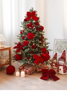 Détail d'une boule de Noël floquée bordeaux et d'un nœud en velours sur le sapin