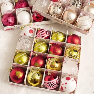 Set di palline di Natale da 6cm rosso oro verde e bianco con motivi di fiocchi di neve