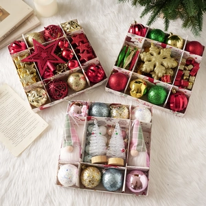 Set de lujo de bolas de Navidad en cajas de regalo para decoración festiva del árbol