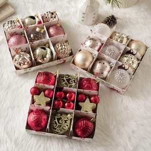 Detalle de varias bolas de Navidad texturizadas en cajas de regalo festivas