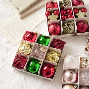 Juego de bolas de Navidad variadas en caja de regalo con acabados brillantes y mate