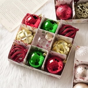 Vista superior detallada de adornos navideños variados en una caja organizadora blanca