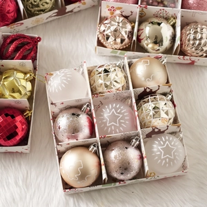 Detalle de bolas de Navidad en set con acabados brillantes y mates en caja de regalo