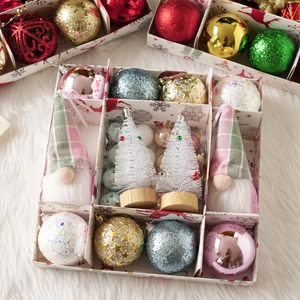 Vista detallada del set de adornos navideños con bolas de purpurina y gnomos festivos
