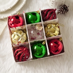 Set de 9 bolas de Navidad variadas en rojo, verde y dorado en una caja de regalo festiva