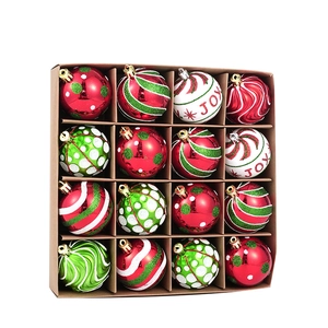 Set de 16 bolas de Navidad rojas verdes y blancas con texto JOY en caja de cartón