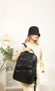Vue détaillée du grand sac à dos noir en cuir PU montrant les poches et le design épuré