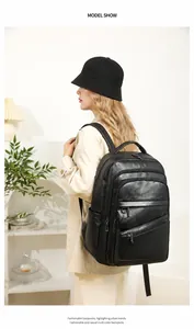 Mannequin portant un grand sac à dos en cuir noir avec plusieurs poches zippées