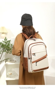 Détail d'un sac à dos crème de grande capacité avec bordures en cuir sur un mannequin
