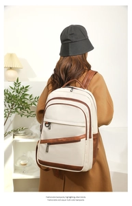 Sac à dos crème minimaliste avec détails en cuir marron et multiples compartiments à fermeture