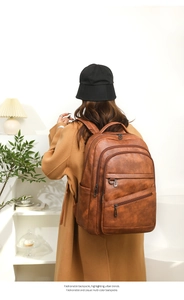 Vue détaillée du grand sac à dos vintage en cuir PU marron avec poches zippées multiples