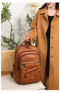 Détail d'un sac à dos vintage en similicuir marron avec fermetures éclair multiples