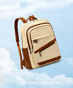 Détail d'un sac à dos urbain beige et marron avec poches zippées et anneau en D métal