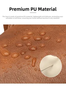 Détail macro de la texture du cuir PU imperméable avec gouttes d'eau sur sac à dos brun