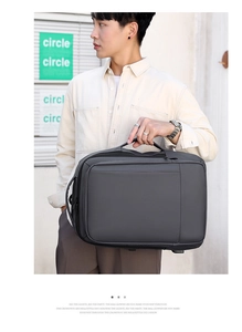 Detalle del tejido de fibra sintética impermeable y asa reforzada en mochila de negocios gris