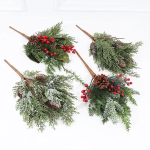 Künstliche Weihnachts Kiefer Zweige Mit Roten Beeren Tannenzapfen Beflockter Schnee PE Grüne Blätter Für Feiertag Haus Party Deko