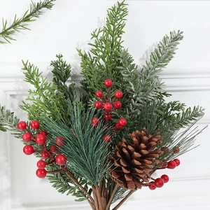 Künstlicher Weihnachtszweig mit Kiefernnadeln, roten Beeren und Zapfen für die Deko