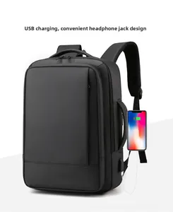 Detalle de mochila de negocios con puerto de carga USB y salida para auriculares