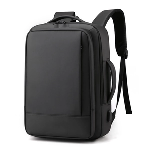 Mochila para portátil de negocios expandible en negro mate impermeable, vista de 45 grados