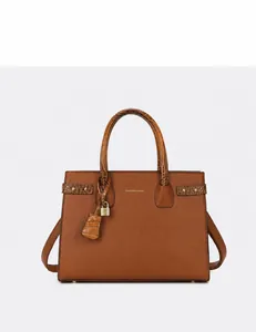 Vista dettagliata della borsa tote marrone con trama in pelle e finiture in oro