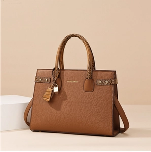 Dettaglio borsa tote in pelle martellata con finiture coccodrillo e lucchetto oro