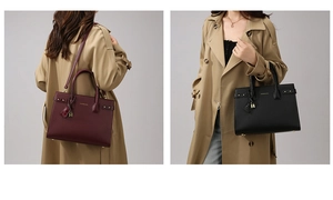 Dettaglio macro di borse tote in pelle martellata bordeaux e nero con lucchetto dorato