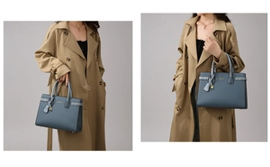 Dettaglio della borsa tote blu con manici motivo coccodrillo e lucchetto dorato decorativo