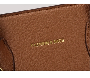 Dettaglio macro della pelle martellata marrone con goffratura dorata Fashion & Bags