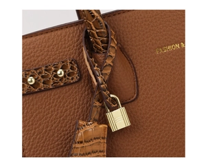 Dettaglio borsa in pelle marrone con finiture a coccodrillo e lucchetto dorato lucido