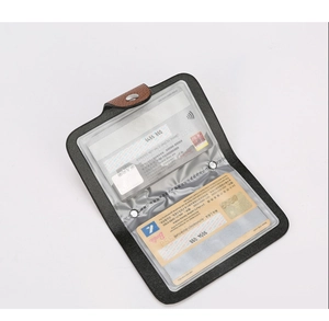 Dettaglio di un porta carte in pelle nera martellata con due slot e chiusura a scatto